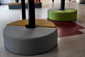 Kanapy miniatura Dzięki wsparciu @fundacjazakladykornickie w naszej szkole pojawiły się kolorowe pufy, które umilają uczniom czas spędzany podczas przerw.