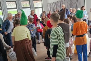 16 kwietnia klasa 2a wystawiła przedstawienie pt. "Spotkanie bajek" dla Seniorów w Domu Integracji Międzypokoleniowej.