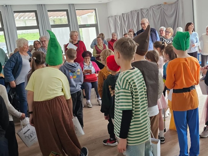 16 kwietnia klasa 2a wystawiła przedstawienie pt. "Spotkanie bajek" dla Seniorów w Domu Integracji Międzypokoleniowej.