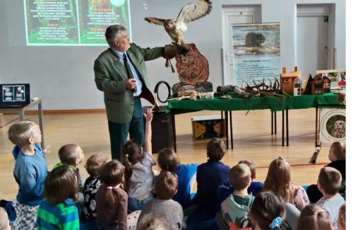 W dniu 14 i 15 kwietnia uczniowie klas 0-3 uczestniczyli w ciekawej lekcji przyrodniczej z myśliwymi Koła Łowieckiego nr 73 „Kogut” w Kórniku - Grzegorzem Marciniakiem, Andrzejem Jesse i Dawidem Waśkowiakiem.