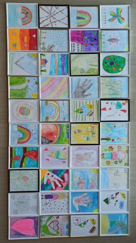 16 kwietnia klasa 2a wystawiła przedstawienie pt. Spotkanie bajek dla Seniorów w Domu Integracji Międzypokoleniowej.  