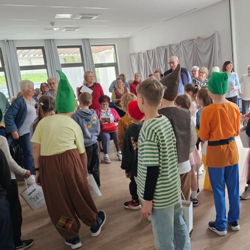 16 kwietnia klasa 2a wystawiła przedstawienie pt. Spotkanie bajek dla Seniorów w Domu Integracji Międzypokoleniowej.  