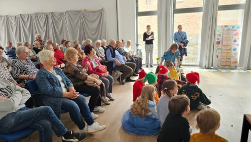 16 kwietnia klasa 2a wystawiła przedstawienie pt. Spotkanie bajek dla Seniorów w Domu Integracji Międzypokoleniowej.  