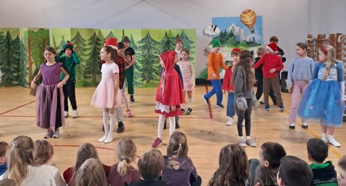 16 kwietnia klasa 2a wystawiła przedstawienie pt. Spotkanie bajek dla Seniorów w Domu Integracji Międzypokoleniowej.  