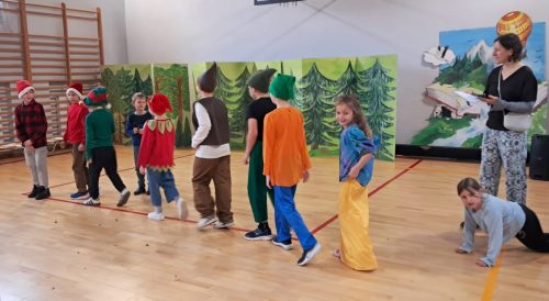 16 kwietnia klasa 2a wystawiła przedstawienie pt. Spotkanie bajek dla Seniorów w Domu Integracji Międzypokoleniowej.  